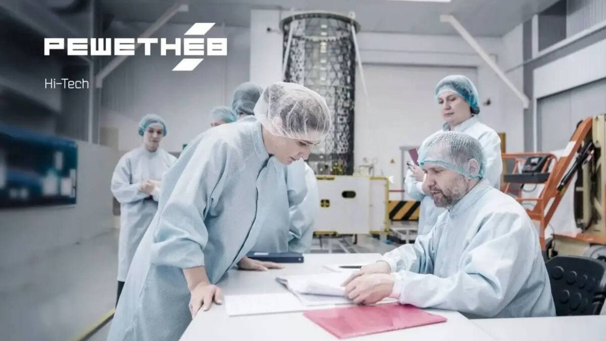 «Решетнёв» подтвердил право создавать и сопровождать космические аппараты 2 люди в хирургических масках и халатах в лаборатории Решетнёв
