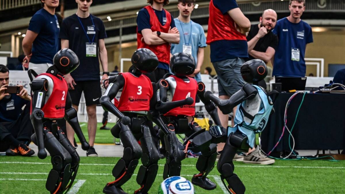 В Южной Корее гуманоидные роботы сыграли автономный футбольный матч на RoboCup