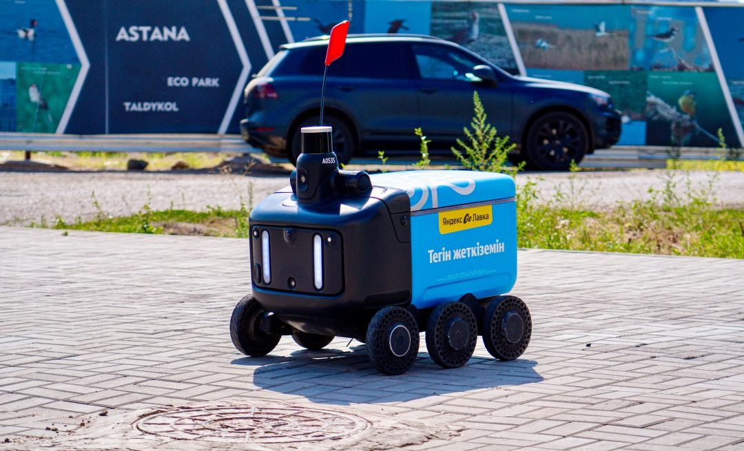 Роботы-курьеры Яндекса вышли на улицы Астаны, пока в одном районе