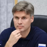 Мужчина в космическом костюме с patchом Роскосмос