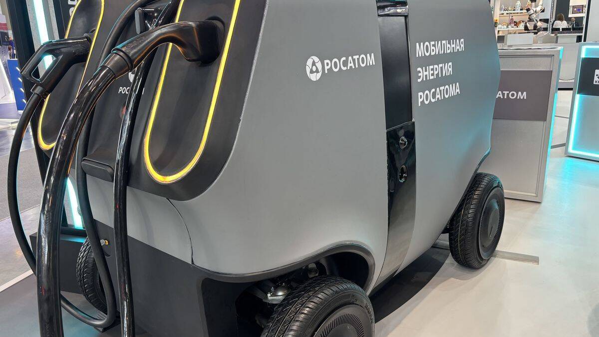 Мобильная зарядная станция Росатом с кабелями