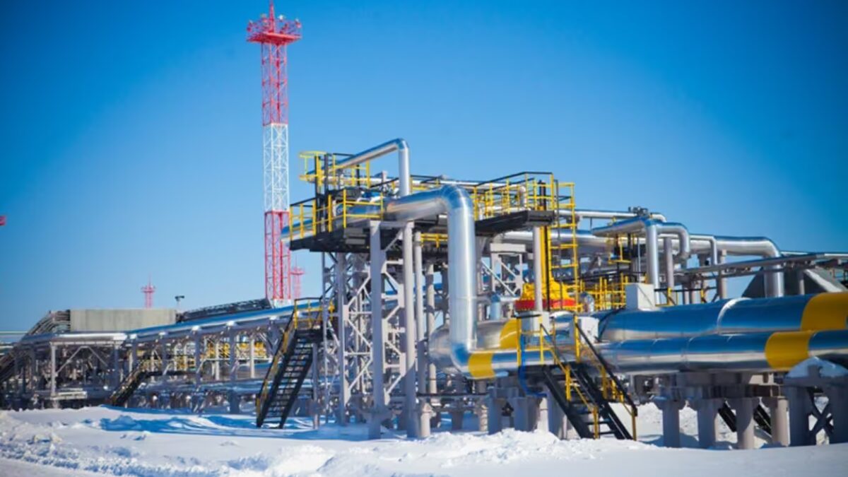Нефтяная промышленная платформа Роснефть в снегу