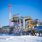 Роснефть ввела 14 объектов для ПНГ и подняла использование газа до 92% на зрелых активах 4 Нефтяная промышленная платформа Роснефть в снегу