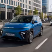 Электромобиль Атом движется по улице города
