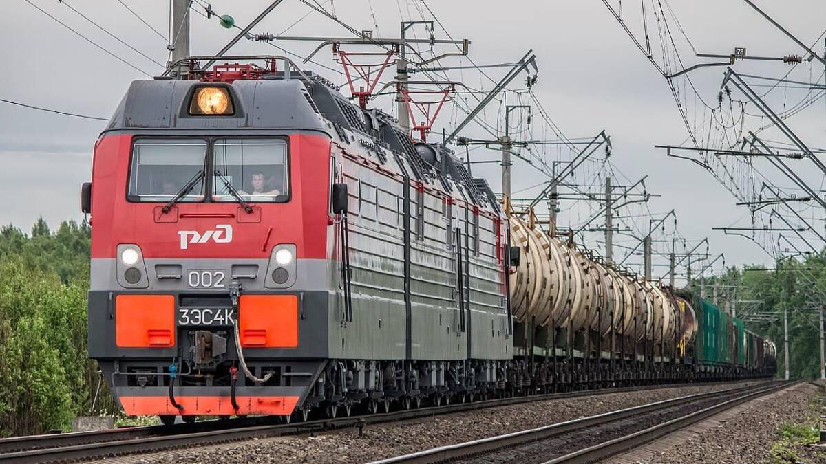 Электровоз 2ЭС4К «Дончак» и товарные вагоны