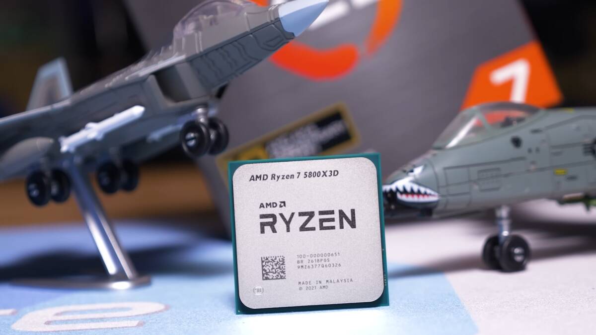 Модель самолёта и модель самолёта c миниатюрной фигурой Ryzen 7 5800X3D