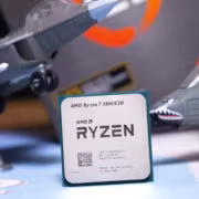 Ryzen 7 5800X3D Anniversary догнал Ryzen 5 9600X в играх, но цена кусается 2 Модель самолёта и модель самолёта c миниатюрной фигурой Ryzen 7 5800X3D
