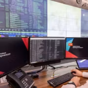 Рабочий место оператора РЖД с тремя мониторами и телефоном