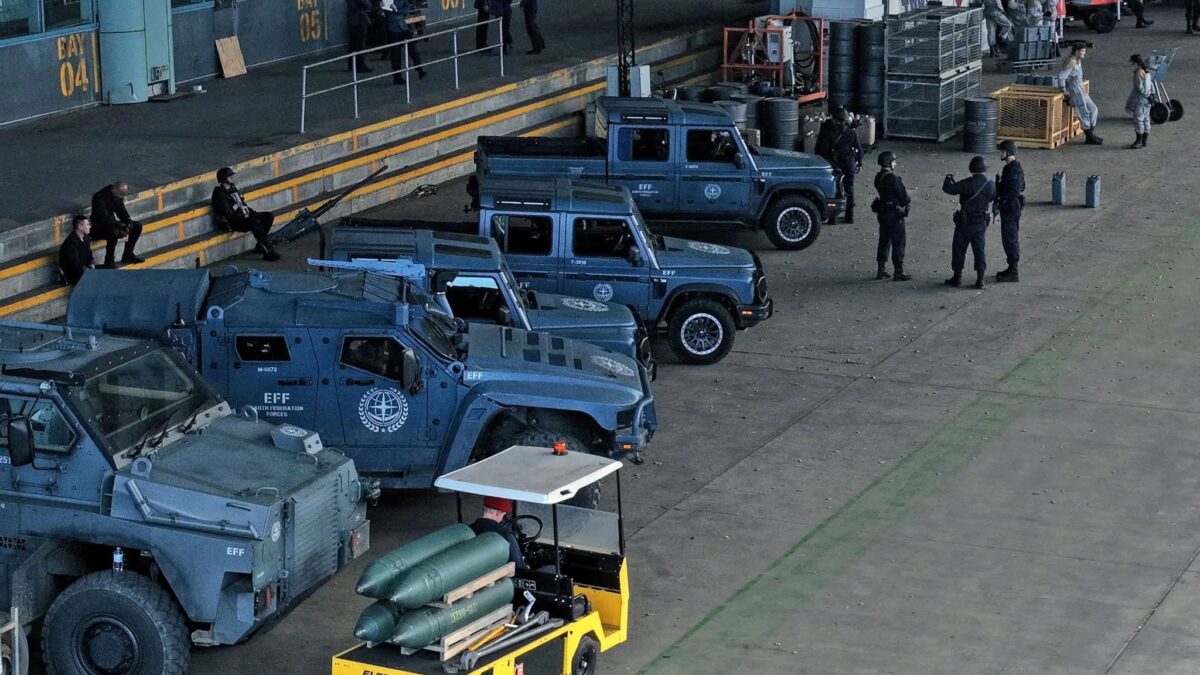 съемки Гандама сидни Суини полиция военная техника