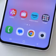 Смартфон Samsung Galaxy с приложениями на экране Amazon Music