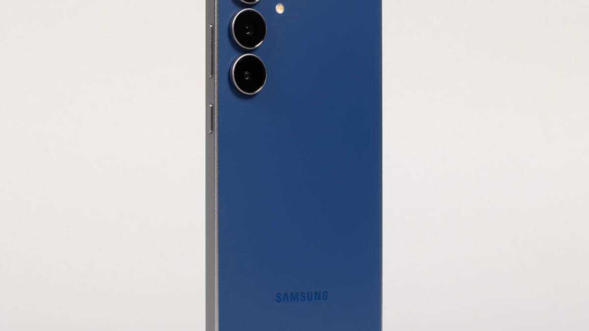 Samsung Galaxy S26 FE стартует от 800 евро и сохранит 8/128 ГБ в базе 4 Синий телефон Samsung Galaxy S26 FE с тремя камерами