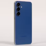 Samsung Galaxy S26 FE стартует от 800 евро и сохранит 8/128 ГБ в базе 1 Синий телефон Samsung Galaxy S26 FE с тремя камерами