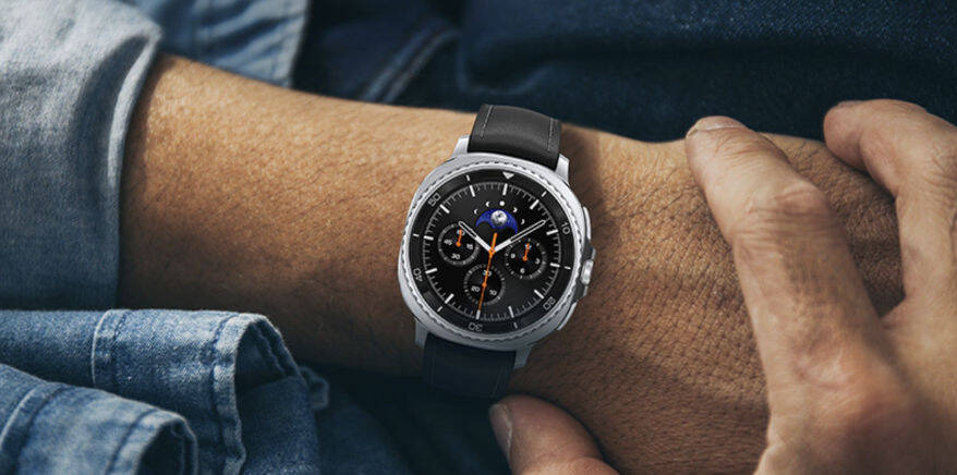 Часы Samsung Galaxy Watch 8 Classic подешевели до $340 1 Часы Samsung Galaxy Watch 8 Classic на руке в руке человека