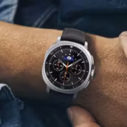 Часы Samsung Galaxy Watch 8 Classic подешевели до $340 4 Часы Samsung Galaxy Watch 8 Classic на руке в руке человека
