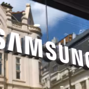 Витрина с логотипом Samsung Galaxy Z Flip 8 и Z Fold 8