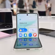 Samsung Galaxy Z Flip 8 на столе справа боковой вид