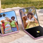 Два складывающихся смартфона Samsung Galaxy Z Flip 8 с фотографиями