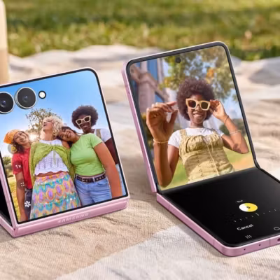 Два складывающихся смартфона Samsung Galaxy Z Flip 8 с фотографиями