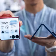 Человек показывает Samsung Galaxy Z Flip 8 с экраном