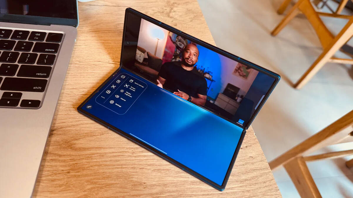 Складной смартфон Samsung Galaxy Z Fold 8 Ultra на столе ноутбук