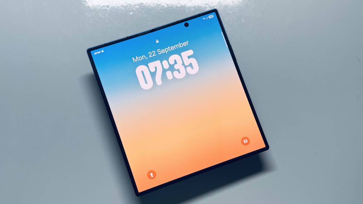 Развернутый складной смартфон Samsung Galaxy Z Fold 8 Ultra