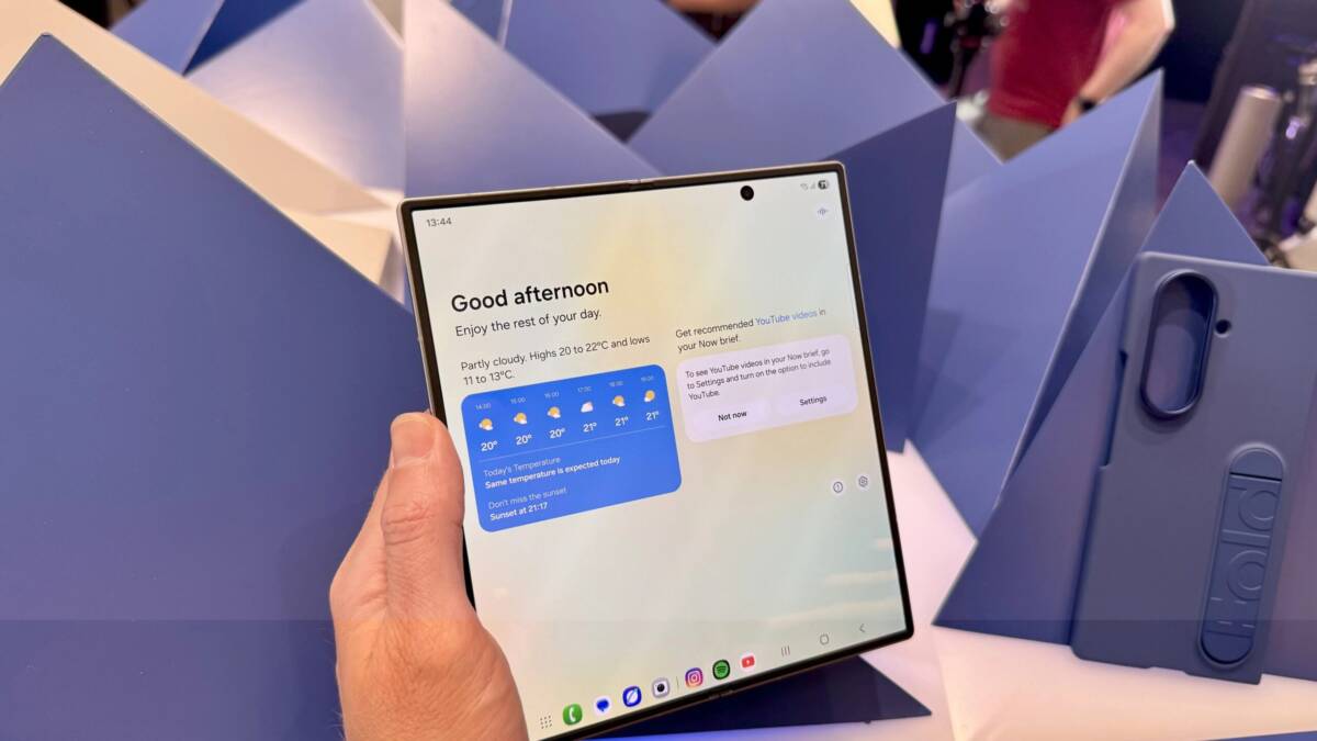 Складной смартфон Samsung Galaxy Z Fold 8 Ultra в руке