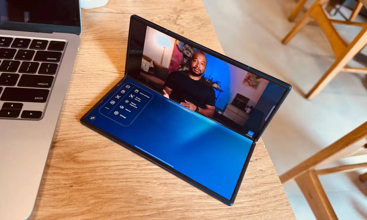Samsung Galaxy Z Fold 8 Ultra: всё, что известно о флагманском складном смартфоне 2 Складной смартфон Samsung Galaxy Z Fold 8 Ultra на столе ноутбук