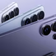 Четыре цветных смартфона Samsung Galaxy S27 Ultra с четырьмя камерами