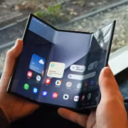 Samsung готовит второй Galaxy Z TriFold после тихих продаж первой модели 1 Складной смартфон Galaxy Z TriFold в руке человека