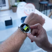 умные часы Samsung Galaxy Watch 5 проверяют пульс и время