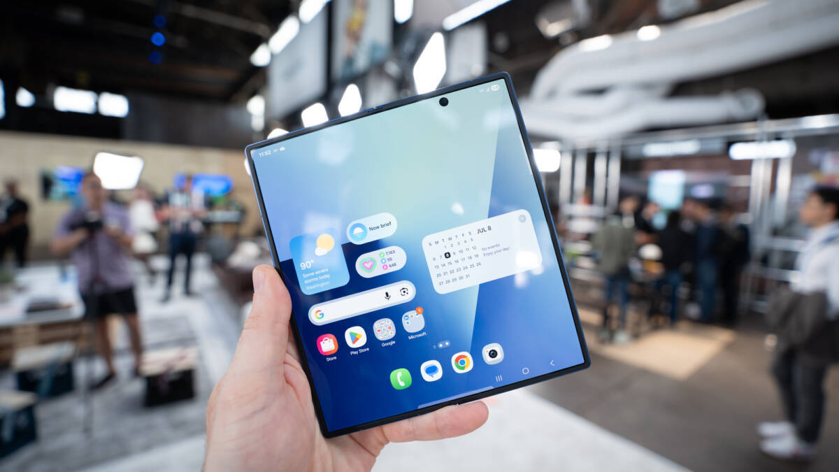 Samsung может вернуть S Pen в Galaxy Z Fold 8, но только в версию Ultra 1 Смартфон Galaxy Z Fold 8 с дисплеем и приложениями