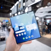 Смартфон Galaxy Z Fold 8 с дисплеем и приложениями