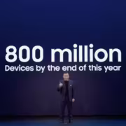 Представитель Samsung на сцене с фоном Galaxy AI 800 million Device