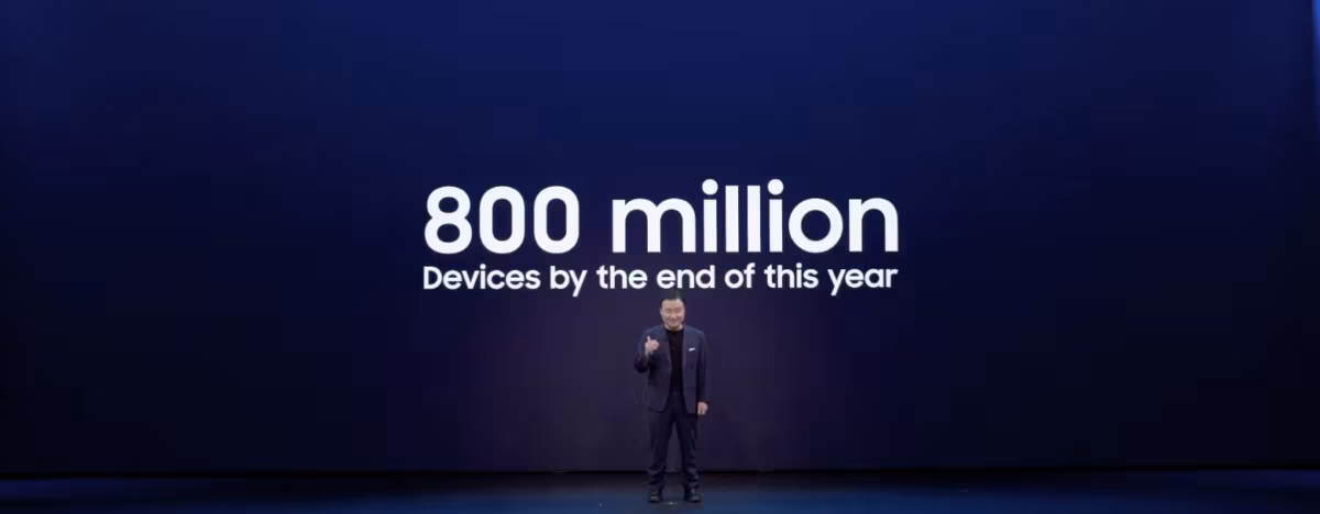 Представитель Samsung на сцене с фоном Galaxy AI 800 million Device