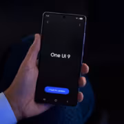 Samsung тестирует One UI 9 на бюджетных Galaxy 6 смартфон Samsung Galaxy с экраном One UI 9