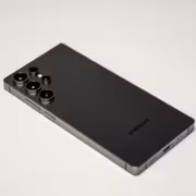 Samsung открыла ручную установку One UI 8.5 для Galaxy S26 в Европе и Индии 4 Черный смартфон Samsung Galaxy S26 с четырьмя камерами