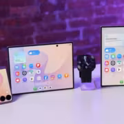 Складные смартфоны Samsung Galaxy Z Fold 4 и Z Flip 4 на столе