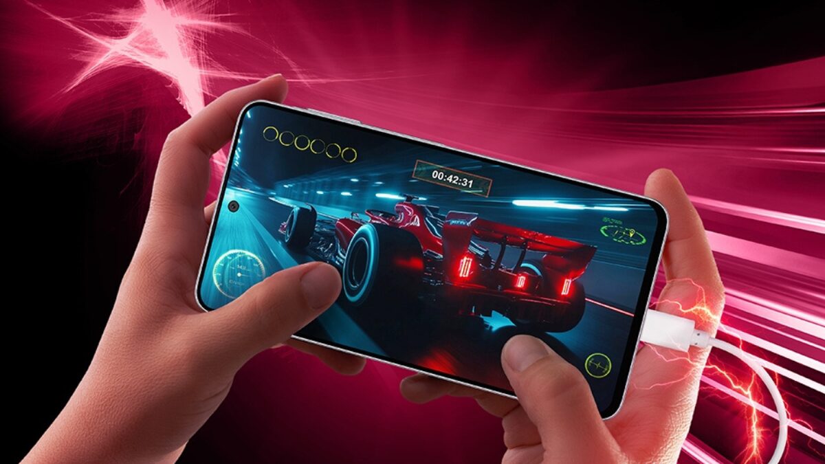 игра на смартфоне Samsung Galaxy M47 в руке