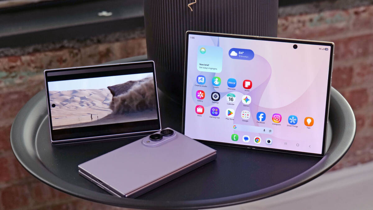 Samsung показала Galaxy Z Fold 8 с более широким корпусом и ценой от $1 900 1 Galaxy Z Fold 8 и Galaxy Z Flip 5 на столе