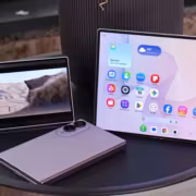 Samsung показала Galaxy Z Fold 8 с более широким корпусом и ценой от $1 900 6 Galaxy Z Fold 8 и Galaxy Z Flip 5 на столе