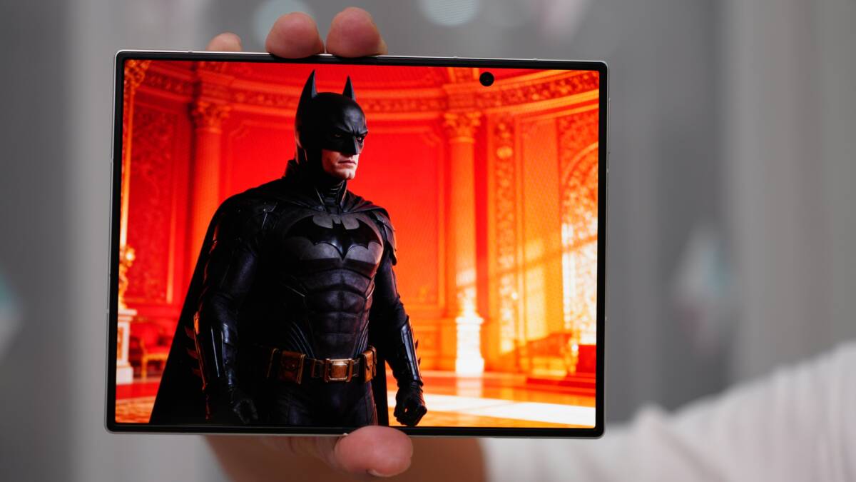 Samsung Galaxy Z Fold8, сцену с Бэтменом, яркий фон
