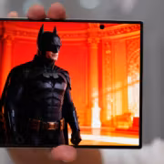 Samsung Galaxy Z Fold8, сцену с Бэтменом, яркий фон