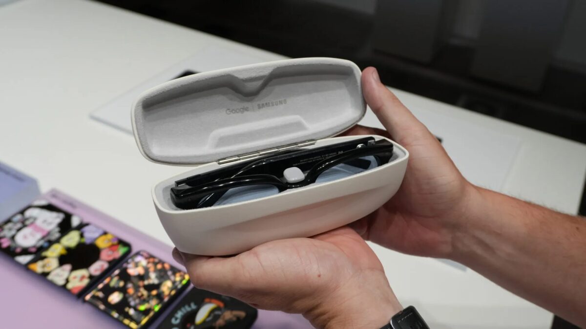 Samsung показала умные очки с Gemini и камерой для повседневного использования 5 Очки Samsung с камерой и Gemini внутри в чехле