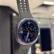 Samsung представила Galaxy Watch Ultra 2 с батареей 800 мА·ч и экраном на 5000 нит 4 умные часы Galaxy Watch Ultra 2 с черным ремешком