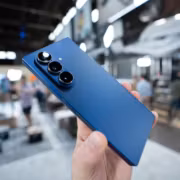 Синий складной смартфон Samsung Galaxy Z Fold 8 с тройной камерой