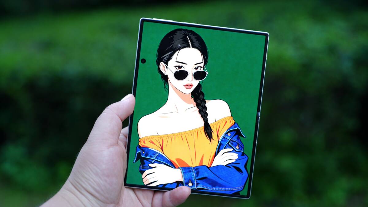 Samsung сделала экран Galaxy Z Fold8 жёстче. Помогли титан и более толстое UTG 3 Экран Samsung Galaxy Z Fold8 с девушкой в очках