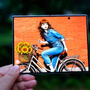 экран Galaxy Z Fold8 с изображением девушки и велосипеда