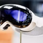 Samsung свернула экран для дешёвого шлема Apple Vision, проект закроют к сентябрю 6 Шлем виртуальной реальности Samsung Galaxy Virtual Reality в руке