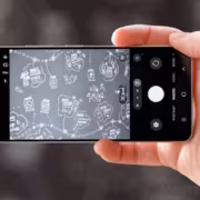 Человек держит смартфон Samsung Galaxy S23 Ultra с камерой в режиме фото