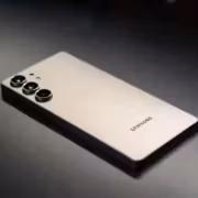 Серебристый смартфон Samsung Galaxy с тремя камерами
